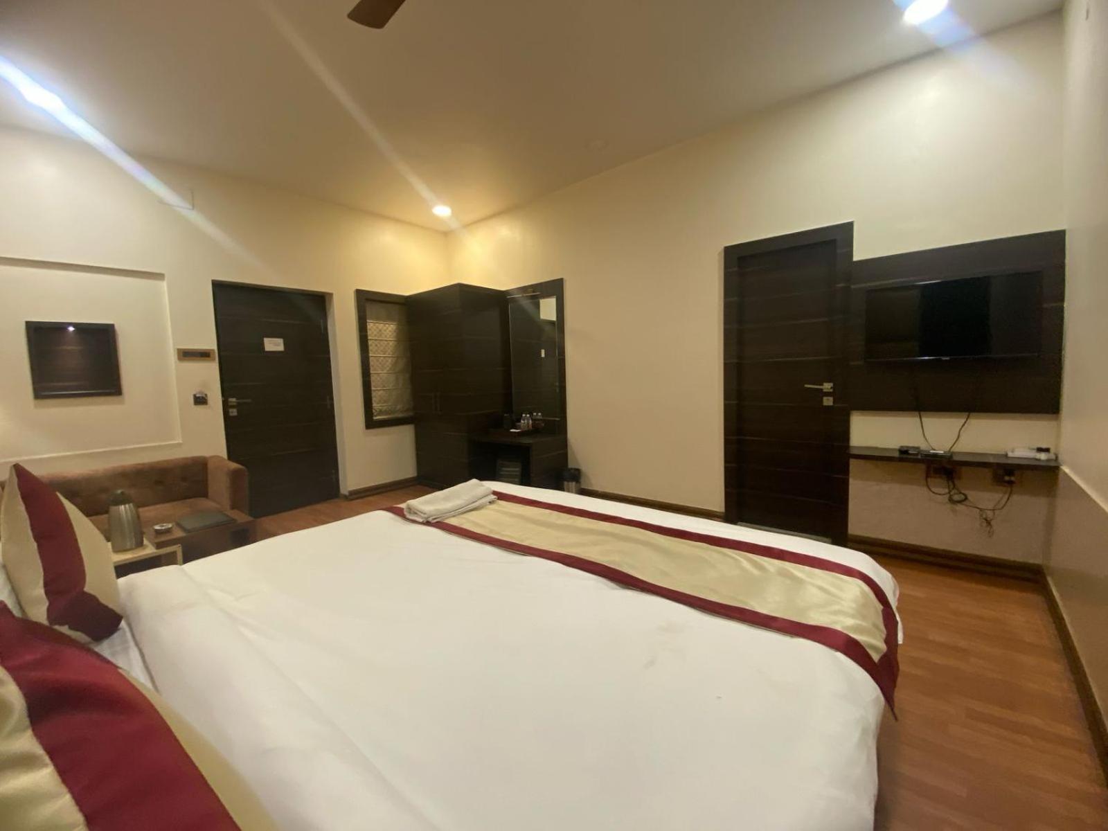 Hotel New Grand Deoghar Eksteriør billede